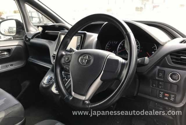 
								TOYOTA VOXY full									