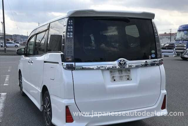 
								TOYOTA VOXY full									