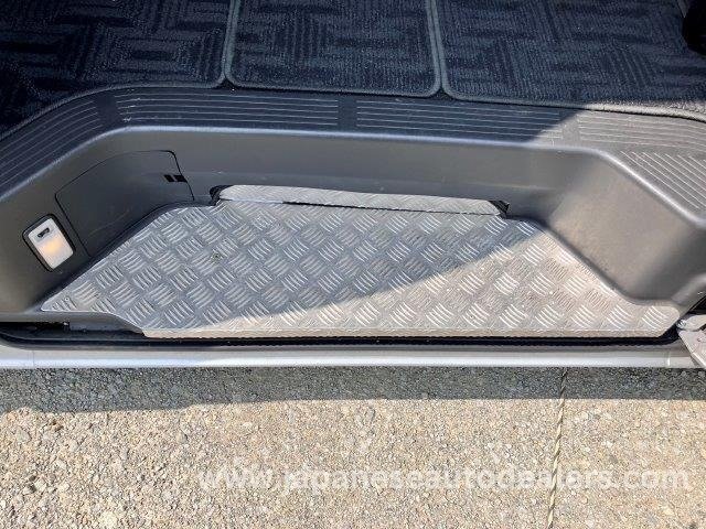 
								TOYOTA HIACE COMMUTER full									