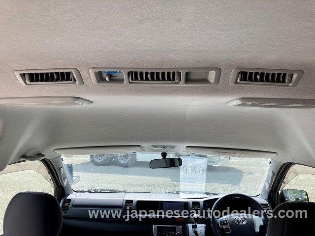 
								TOYOTA HIACE COMMUTER full									