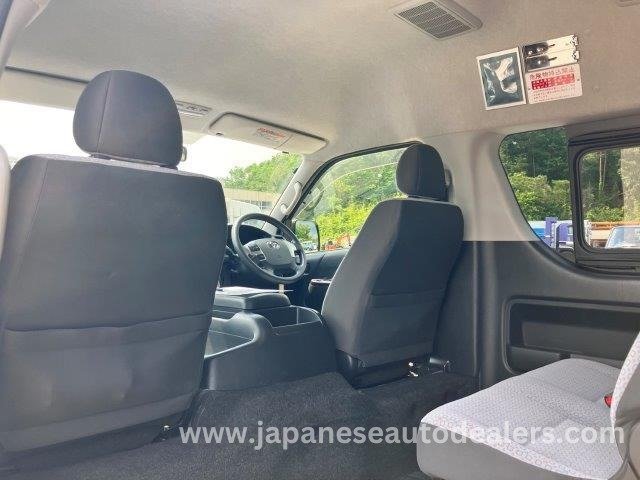 
								TOYOTA HIACE COMMUTER full									