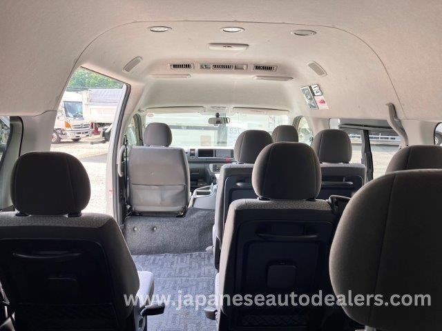
								TOYOTA HIACE COMMUTER full									