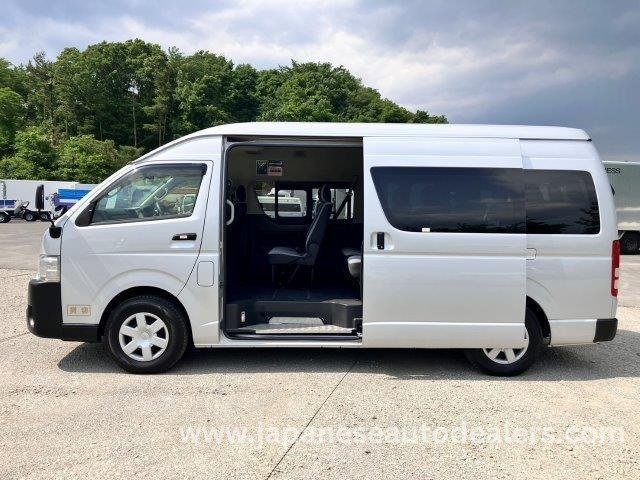 
								TOYOTA HIACE COMMUTER full									