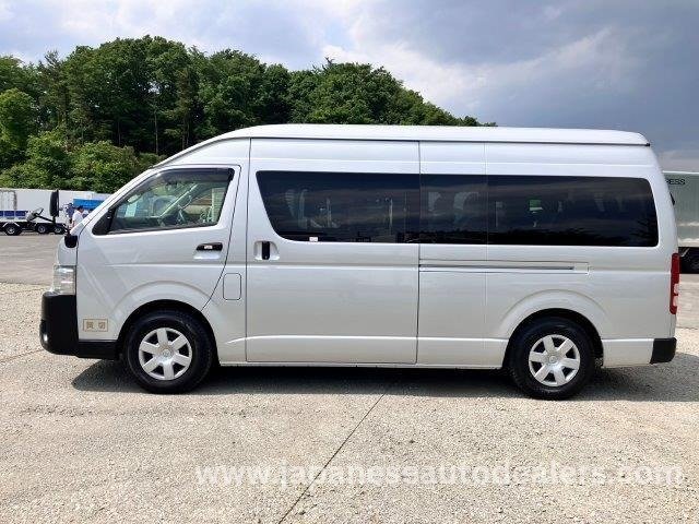 
								TOYOTA HIACE COMMUTER full									