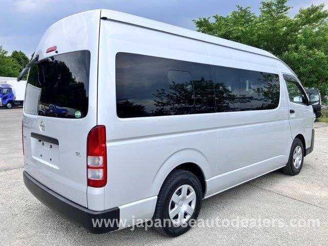 
								TOYOTA HIACE COMMUTER full									