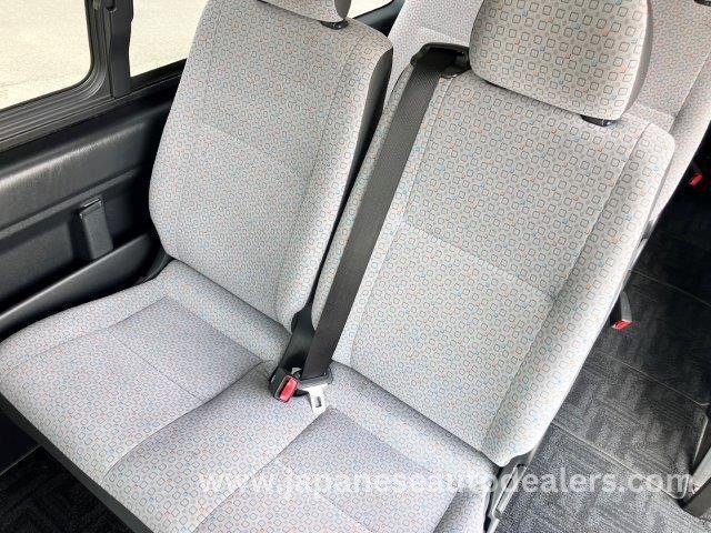 
								TOYOTA HIACE COMMUTER full									