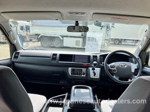 
								TOYOTA HIACE COMMUTER full									