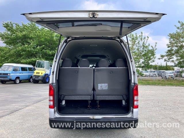 
								TOYOTA HIACE COMMUTER full									
