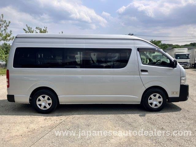 
								TOYOTA HIACE COMMUTER full									