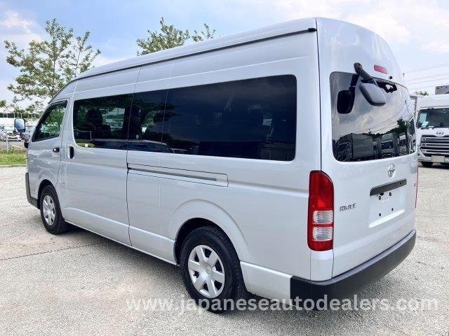 
								TOYOTA HIACE COMMUTER full									