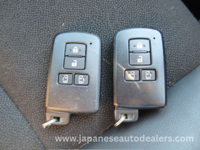 
								TOYOTA NOAH SI WXB – Premium 7-Seater Hybrid MPV full									