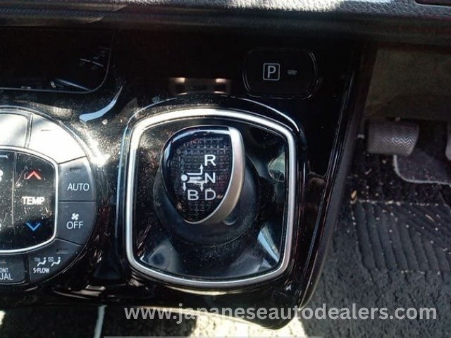 
								TOYOTA NOAH SI WXB – Premium 7-Seater Hybrid MPV full									
