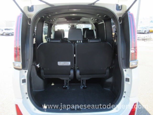 
								TOYOTA NOAH SI WXB – Premium 7-Seater Hybrid MPV full									