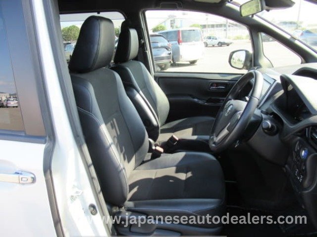 
								TOYOTA NOAH SI WXB – Premium 7-Seater Hybrid MPV full									
