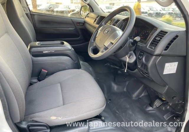 
								2016 TOYOTA HIACE VAN – 14 SEATS full									