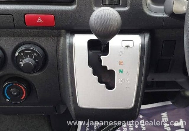 
								TOYOTA HIACE COMMUTER full									