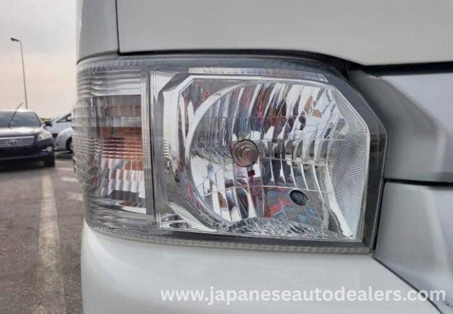 
								TOYOTA HIACE COMMUTER full									