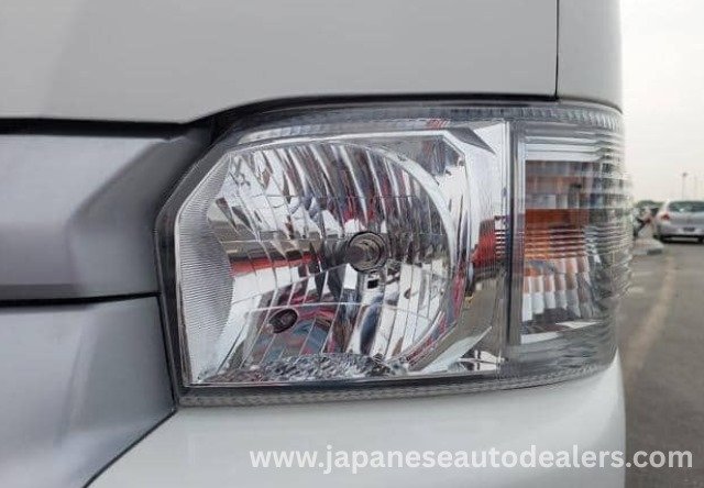 
								TOYOTA HIACE COMMUTER full									