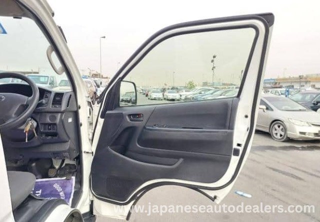 
								TOYOTA HIACE COMMUTER full									