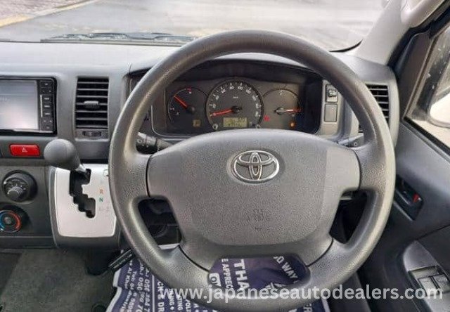 
								TOYOTA HIACE COMMUTER full									