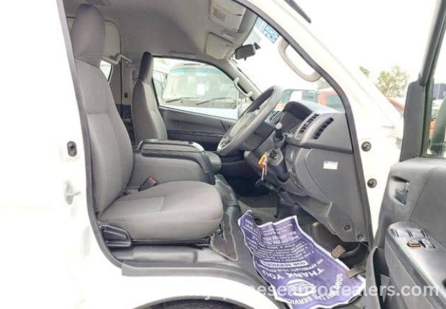
								TOYOTA HIACE COMMUTER full									