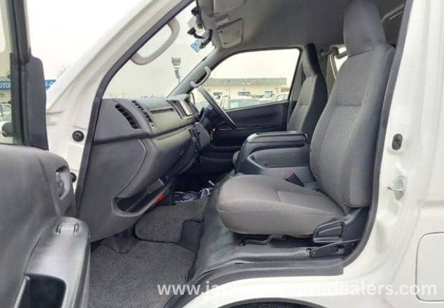
								TOYOTA HIACE COMMUTER full									