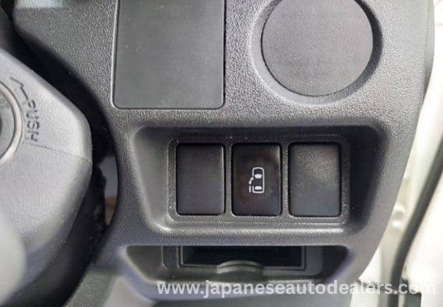
								TOYOTA HIACE COMMUTER full									