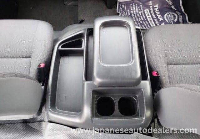 
								TOYOTA HIACE COMMUTER full									