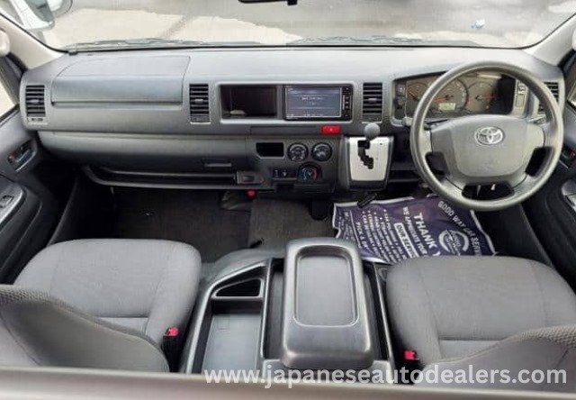 
								TOYOTA HIACE COMMUTER full									