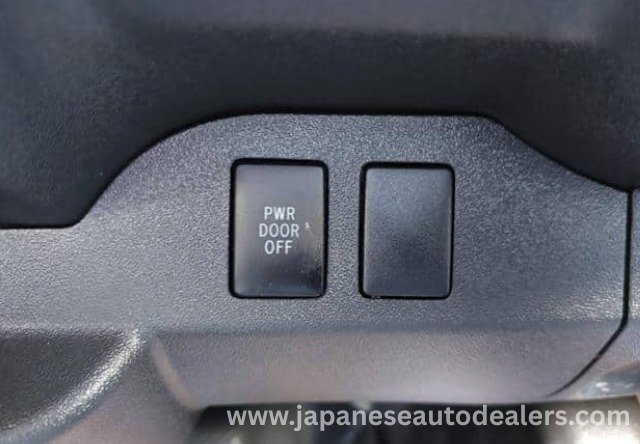 
								TOYOTA HIACE COMMUTER full									
