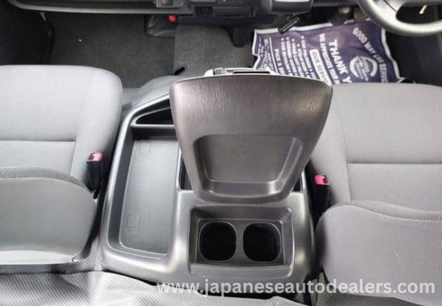
								TOYOTA HIACE COMMUTER full									