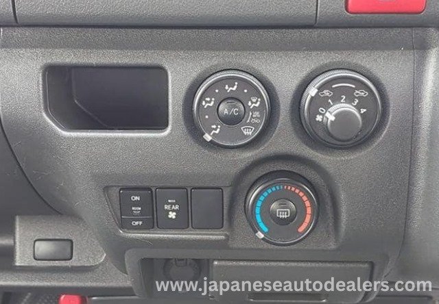 
								TOYOTA HIACE COMMUTER full									