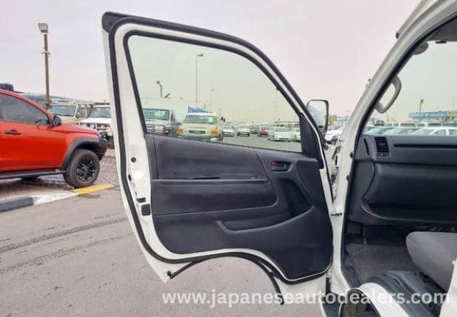 
								TOYOTA HIACE COMMUTER full									