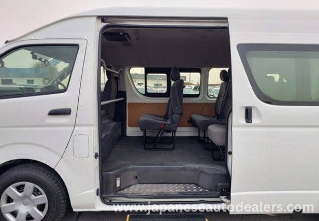 
								TOYOTA HIACE COMMUTER full									