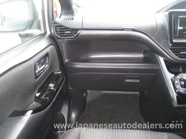 
								TOYOTA VOXY ZS KIRAMEKI full									