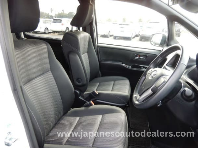 
								TOYOTA VOXY ZS KIRAMEKI full									