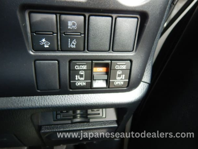 
								TOYOTA VOXY ZS KIRAMEKI full									
