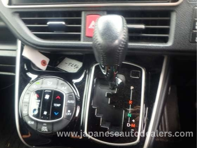 
								TOYOTA VOXY ZS KIRAMEKI full									
